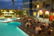 hotel_club_val_d_anfa_la_terrassa_de_la_piscina_de_nit.jpg